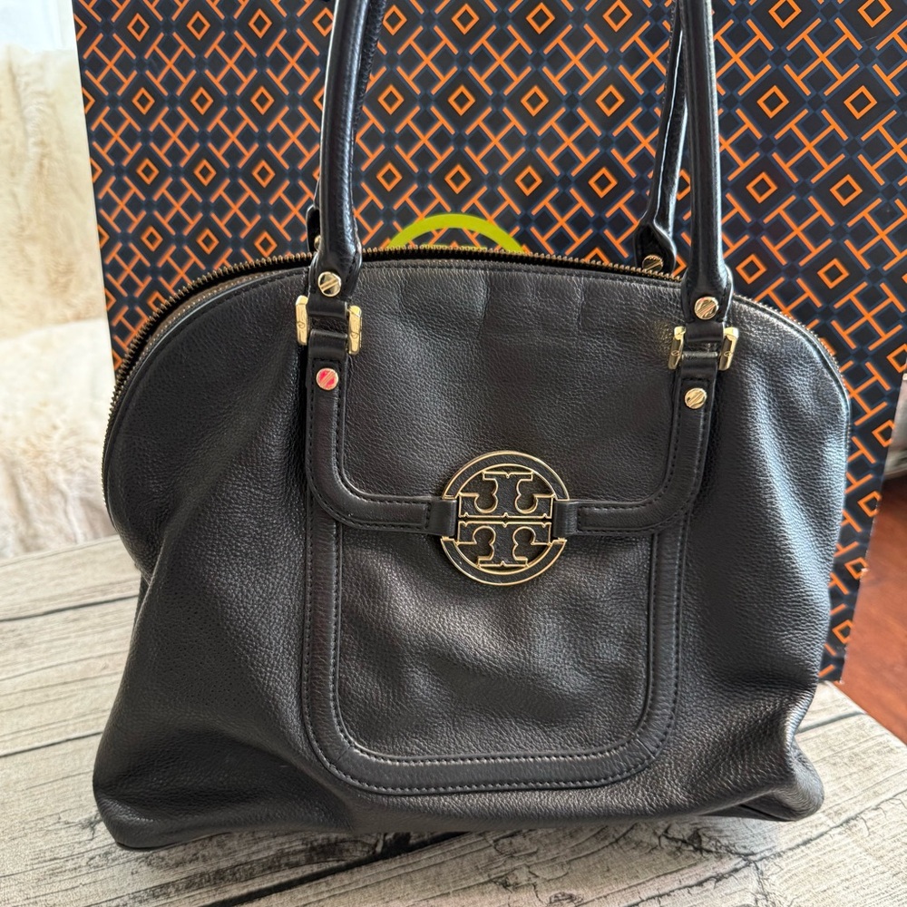 Tory Burch - Authentic black leather shoulder bag. Dome. Golden hardware, logo - Picture 5 of 16